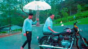ഇതായിരിക്കണം മുതലാളി; ദീപാവലിക്ക് തൊഴിലാളികള്‍ക്ക് സമ്മാനം ബുള്ളറ്റ്!