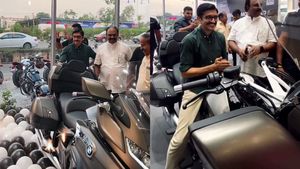 BMW K1600B -യുടെ താക്കോൾ സുഹൃത്തിന് കൈമാറി ആദിത്യവർമ്മ; പക്ഷേ ഒരു ട്വിസ്റ്റ് ഉണ്ടേ