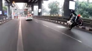 റോഡിൽ കൈവിട്ടു കളിച്ചാൽ ഫലം ഇതാണ്, ഫോർച്ച്യൂണറിൻ്റെ പിന്നിൽ ബൈക്ക് ഇടിക്കുന്ന വീഡിയോ വൈറൽ