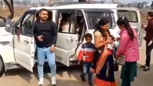 ഒരു കല്ല്യാണത്തിനുള്ള ആളുണ്ടല്ലോ... മഹീന്ദ്ര കാറില്‍ യാത്ര ചെയ്തത് 17 പേര്‍, വൈറലായി വീഡിയോ  