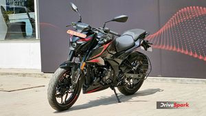 ബജാജ് ഷോറൂമില്‍ ആളെക്കൂട്ടാന്‍ പുതിയ പള്‍സര്‍ N250; ബൈക്കിനെ അടുത്തറിയാന്‍ വരൂ...