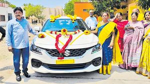 പൊന്നാടയല്ല, പ്രിയ അധ്യാപകന് 'കനംകൂടിയ' ഗുരുദക്ഷിണ; നല്‍കിയത് 12 ലക്ഷത്തിന്റെ കാര്‍