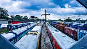 ഇനി മൂക്കുപൊത്തി ട്രെയിന്‍ ടോയിലറ്റില്‍ പോവേണ്ടി വരില്ല! പരിഹാരത്തിനായി ടെക്നോളജിയെ കൂട്ടുപിടിച്ച് റെയില്‍വേ