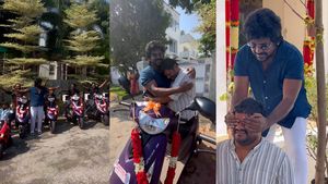 അക്ഷരം തെറ്റാതെ വിളിക്കാം 'മനിതന്‍'! അംഗപരിമിതരായ 13 കലാകാരന്‍മാര്‍ക്ക് സ്‌കൂട്ടര്‍ സമ്മാനിച്ച് ലോറന്‍സ്
