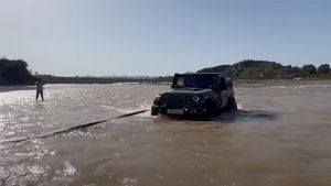മുങ്ങിത്താഴ്ന്ന ഥാറിനെ രക്ഷപ്പെടുത്തി മറ്റൊരു ഥാർ, ഞെട്ടിക്കുന്ന വൈറൽ വീഡിയോ കണ്ടോ