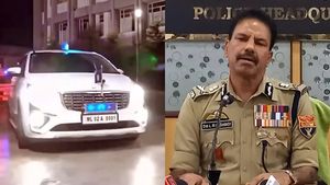 കഷ്ടം തന്നെ മൊതലാളീ! ഇതിന് തോന്ന്യാസം എന്നാല്ലാതെ എന്നാ പറയണ്ടേ? വ്യാജ നമ്പർ പ്ലേറ്റുമായി കറങ്ങി പൊലീസ് DGP