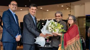 സെലിബ്രിറ്റി ദമ്പതികളുടെ യാത്രയിൽ കൂട്ടായി ബെൻസിൻ്റെ ആഡംബര എസ്‌യുവി, താക്കോൽ കൈമാറിയത് ബെൻസ് ഇന്ത്യ എംഡി