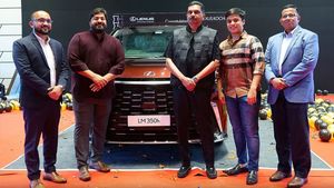 കേരളത്തിലെ ആദ്യ ലെക്‌സസ് LM 350h സ്വന്തമാക്കി 800 കോടി വിറ്റുവരവുള്ള കമ്പനി മുതലാളി! പേര് പറഞ്ഞാല്‍ അറിയും