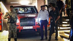 കല്ല്യാണക്കുറി നല്‍കാന്‍ പോകുന്നത് വരെ റോള്‍സ് റോയ്‌സില്‍! ഈ അംബാനിമാരുടെ ഒരു കാര്യമേ... 