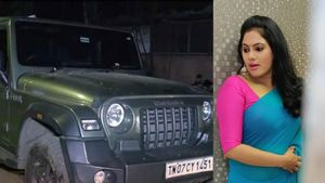 തൊഴിലാളിയെ ഇടിച്ച് കാര്‍ നിര്‍ത്താതെ പോയി! കാറുടമയായ നടി രേഖാ നായര്‍ വിവാദങ്ങളുടെ തോഴി 