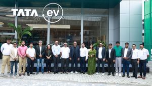 കേരളത്തോടുള്ള ടാറ്റയുടെ സ്‌നേഹം കണ്ടോ... ഒന്നല്ല, ഈ നഗരത്തില്‍ തുറന്നത് രണ്ട് ഇവി ഓൺലി ഷോറൂമുകള്‍