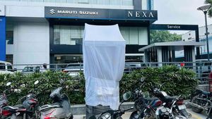 മാരുതി ഷോറൂമിന് മുന്നില്‍ 'ഒളിപ്പിച്ച്' വെച്ചിരിക്കുന്നത് എന്താണെന്ന് മനസിലായോ? കാത്തിരിപ്പ്  അവസാനിക്കുന്നു