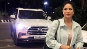സണ്ണി ലിയോണിയുടെ ഈ 'ഹോട്ട്' എസ്‌യുവി വാങ്ങാന്‍ മത്സരിച്ച് മറ്റ് നടിമാര്‍! ചുമ്മാതല്ല, ഇതൊക്കെയാണ് കാരണങ്ങള്‍