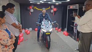 എൻഫീൽഡിന്റെ ഇന്റർസെപ്റ്ററിനേക്കാൾ കുറഞ്ഞ വിലയുള്ള സൂപ്പർബൈക്ക്, ഇനി ക്ലച്ച് പിടിക്കാതെ ഗിയറിട്ടോളാൻ അപ്രീലിയ