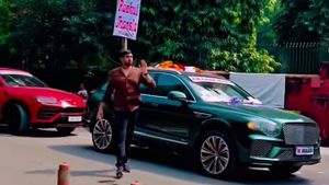 പ്രചാരണത്തിന് റോള്‍സ് റോയ്സും ലംബോര്‍ഗിനിയും! സര്‍വകലാശാല ഇലക്ഷനൊക്കെ വേറെ ലെവലായി