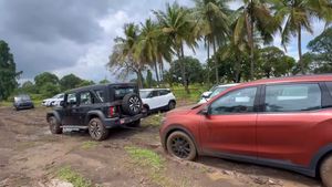ചെളിയിൽ താഴ്ന്ന വണ്ടികൾക്ക് ഇനി റോക്സ് രക്ഷകനാകും, സ്കോർപിയോയെ വലിച്ചു കയറ്റുന്ന വീഡിയോ വൈറൽ