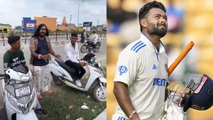 ജീവൻ രക്ഷിച്ചവർക്ക് സ്കൂട്ടർ സമ്മാനിച്ച ക്രിക്കറ്റ് താരത്തെ മനസിലായോ, വൈറൽ വീഡിയോ കാണാം