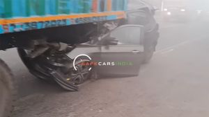 നടുറോഡിൽ ക്രാഷ് ടെസ്റ്റ് നടത്താൻ ടാറ്റയെ കൊണ്ടേ പറ്റു, ടിയാഗോയുടെ അപകട വീഡിയോ വൈറൽ