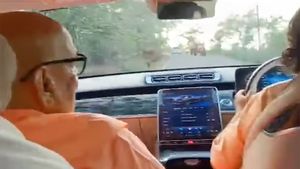 നടു റോഡിൽ NFS കളിച്ച് സ്വാമിജി! പഞ്ചായത്ത് റോഡിൽ ബെൻസ് ഇരുന്നൂറേൽ പറപ്പിച്ച് സച്ചിദാനന്ദ് ബാബാ