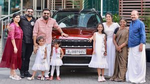 മല്ലുകപ്പിൾസിൻ്റെ യാത്ര ഇനി സെവൻ സീറ്ററിൽ; 35 ലക്ഷത്തിൻ്റെ വണ്ടി വാങ്ങി ജനപ്രിയ കുടുംബം