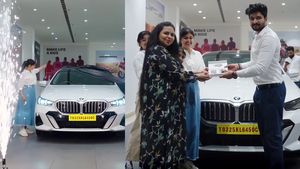 92.98 ലക്ഷത്തിന്റെ ആഡംബര കാറുമായി കോഴിക്കോടിന്റെ സ്വന്തം വസ്‌ത്രവ്യാപാരികൾ; ആളെ പിടികിട്ടിയോ