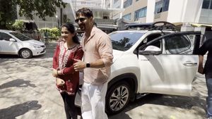 പടം രണ്ടാമത് ഇറക്കിയപ്പോൾ കാശും വാരി പെൺകുട്ടികളുടെ മനവും കവർന്നു; ഹൈക്രോസിൽ കയറുന്ന താരത്തെ കണ്ടോ