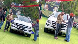 അക്കരെ പറമ്പിൽ ചീട്ടുകളിക്കുന്നവര് വരെ അറിഞ്ഞോ; ജോജിയുടെ ചേട്ടൻ ബെൻസ് വാങ്ങി