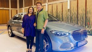 മകന് ബെന്‍സ് സമ്മാനിച്ചതിന്റെ ചൂടാറുന്നതിന് മുമ്പേ ഭാര്യക്ക് സര്‍പ്രൈസായി മെയ്ബാക്ക് നല്‍കി സ്‌റ്റോക്ക് ഭീമന്‍