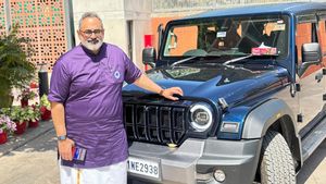കേരളം 'പിടിക്കാൻ' ഡൽഹിയിൽ ഓട്ടം ഒത്തിരിയുണ്ട്! പുത്തൻ ഥാർ റോക്സ് സ്വന്തമാക്കി രാജീവ് ചന്ദ്രശേഖർ