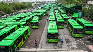ഇനി ദില്ലി സർക്കാർ കുറച്ച് കാശുണ്ടാക്കും; പുറത്തിറക്കിയത് 400 ഇലക്ട്രിക് ബസുകൾ