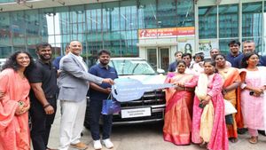ഇങ്ങനെ വേണം മുതലാളി, 25 ജീവനക്കാർക്ക് ലക്ഷങ്ങൾ വില വരുന്ന പുത്തൻ എസ്‌യുവി സമ്മാനിച്ച് ഡാറ്റ കമ്പനി 