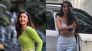 ആളെ മയക്കുന്ന ചിരിയാണ് ഈ സുന്ദരിയുടെ മെയിൻ; ക്യൂട്ട് ലുക്കിൽ അമേരിക്കൻ വണ്ടിയിൽ വന്നിറങ്ങി നടി 