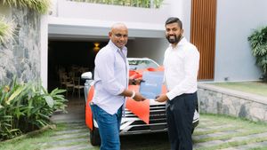 ഫോമായാൽ സാക്ഷാൽ സേവാഗിനേക്കാൾ അടിയായിരുന്നു, പുതിയ ഹൈബ്രിഡ് കാറും വാങ്ങി നിൽക്കുന്ന ആളെ കണ്ടോ