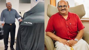 സ്പൈസ് കിംഗിൻ്റെ ഗാരേജിലേക്ക് ബിഎംഡബ്ല്യു X7 എത്തി; വൈറലായി ഡെലിവറി വീഡിയോ