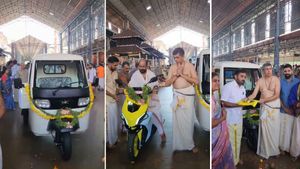 കാണിക്ക വെച്ചവയെല്ലാം ഹിറ്റ്! ഗുരുവായൂരപ്പന് പുതിയ 3 വാഹനങ്ങള്‍ സമര്‍പ്പിച്ച് TVS