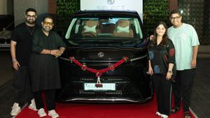 പാട്ട് യാത്രകൾ ഇനി എംജിയുടെ ഇലക്‌ട്രിക് ആഡംബര കാറിൽ, 73.83 ലക്ഷം മുടക്കി M9 വാങ്ങി ശങ്കർ മഹാദേവൻ