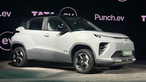 പെട്രോൾ കാറിന്റെ വിലയ്ക്ക് ഇലക്ട്രിക് പഞ്ച്! വെറും ₹6.49 ലക്ഷത്തിന്റെ ബാസ് മോഡലിനെ കുറിച്ച് വിശദമായി അറിയാം