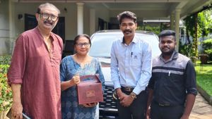 സിനിമയിലെ 'ഗോഡ്ഫാദർ' ഇനി ഹൈബ്രിഡ് കരുത്തിൽ; പുത്തൻ ഇന്നോവ ഹൈക്രോസ് സ്വന്തമാക്കി നടൻ ലാൽ