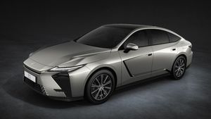 അന്യായ യാത്രാസുഖമായിരിക്കും, ഇന്ത്യയ്ക്ക് പുതിയ ഹൈബ്രിഡ് സെഡാൻ അവതരിപ്പിക്കാൻ തീയതി കുറിച്ച് ടൊയോട്ട