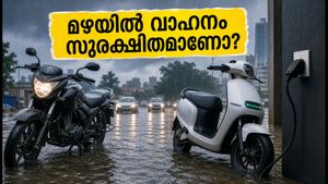 പെരുമഴയിൽ ബൈക്കും ഇ-സ്കൂട്ടറും പണി തരുമോ? ഈ മുൻകരുതലുകൾ ജീവൻ രക്ഷിക്കും!
