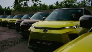 E20 പെട്രോളിന് നന്ദി! രാജ്യത്ത് പ്രതിമാസ ഇലക്ട്രിക് കാർ വിൽപ്പന 30000 കടന്നു, ചരിത്രത്തില്‍ ആദ്യം 