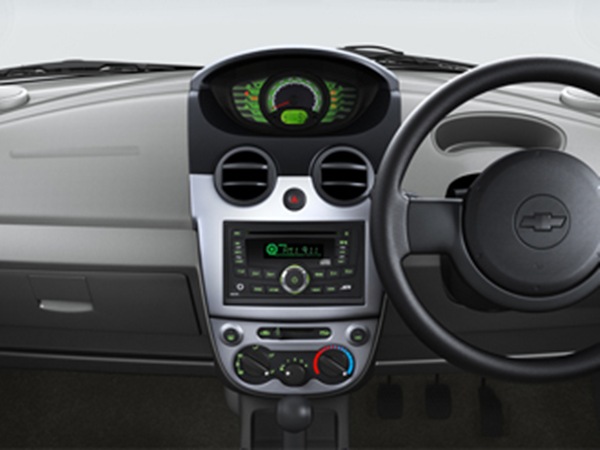 ഡ്യുവല്‍ ടോണ്‍ ഇന്‍റീരിയര്‍