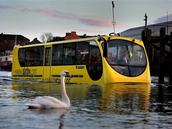 മെഡിറ്ററേനിയന്‍ കടലില്‍ ഒരു ബസ്സ്