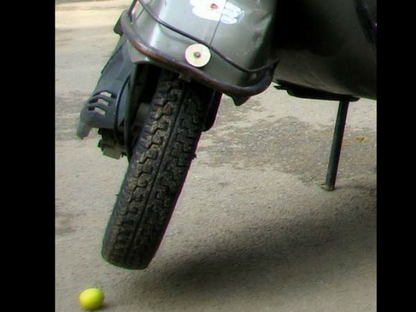 വിശ്വാസം: നാരങ്ങ ടയറിനടിയില്‍ വെച്ച് പൊട്ടിച്ചാല്‍ അപകടമുണ്ടാവില്ല