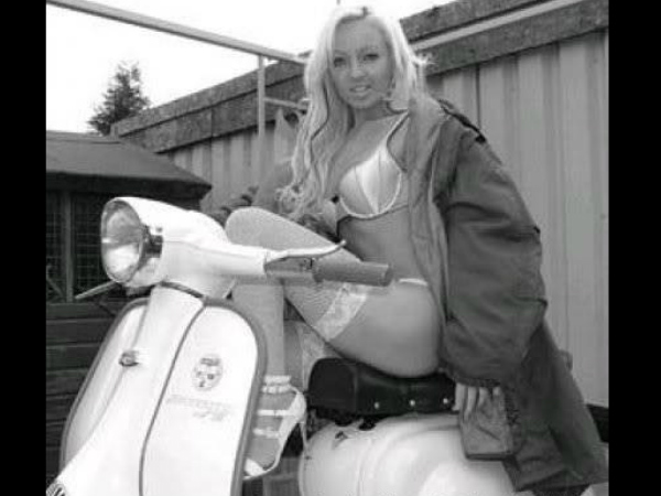 ക്ലാസിക് വെസ്പ സ്കൂട്ടർ പോസ്റ്ററുകള്‍