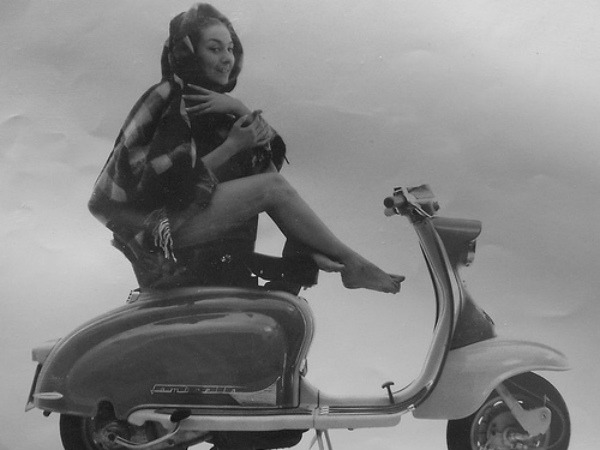 ക്ലാസിക് വെസ്പ സ്കൂട്ടർ പോസ്റ്ററുകള്‍