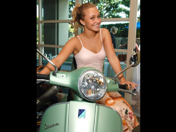 ക്ലാസിക് വെസ്പ സ്കൂട്ടർ പോസ്റ്ററുകള്‍