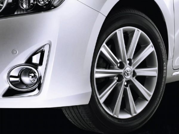 Toyota Camry Hybrid Launched In India