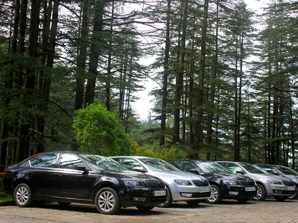 വേരിയന്റുകളും വിലകളും (ദില്ലി എക്‌സ്‌ഷോറൂം നിരക്ക്)