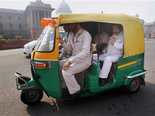 Veerappa Moily Takes Autorickshaw To Office